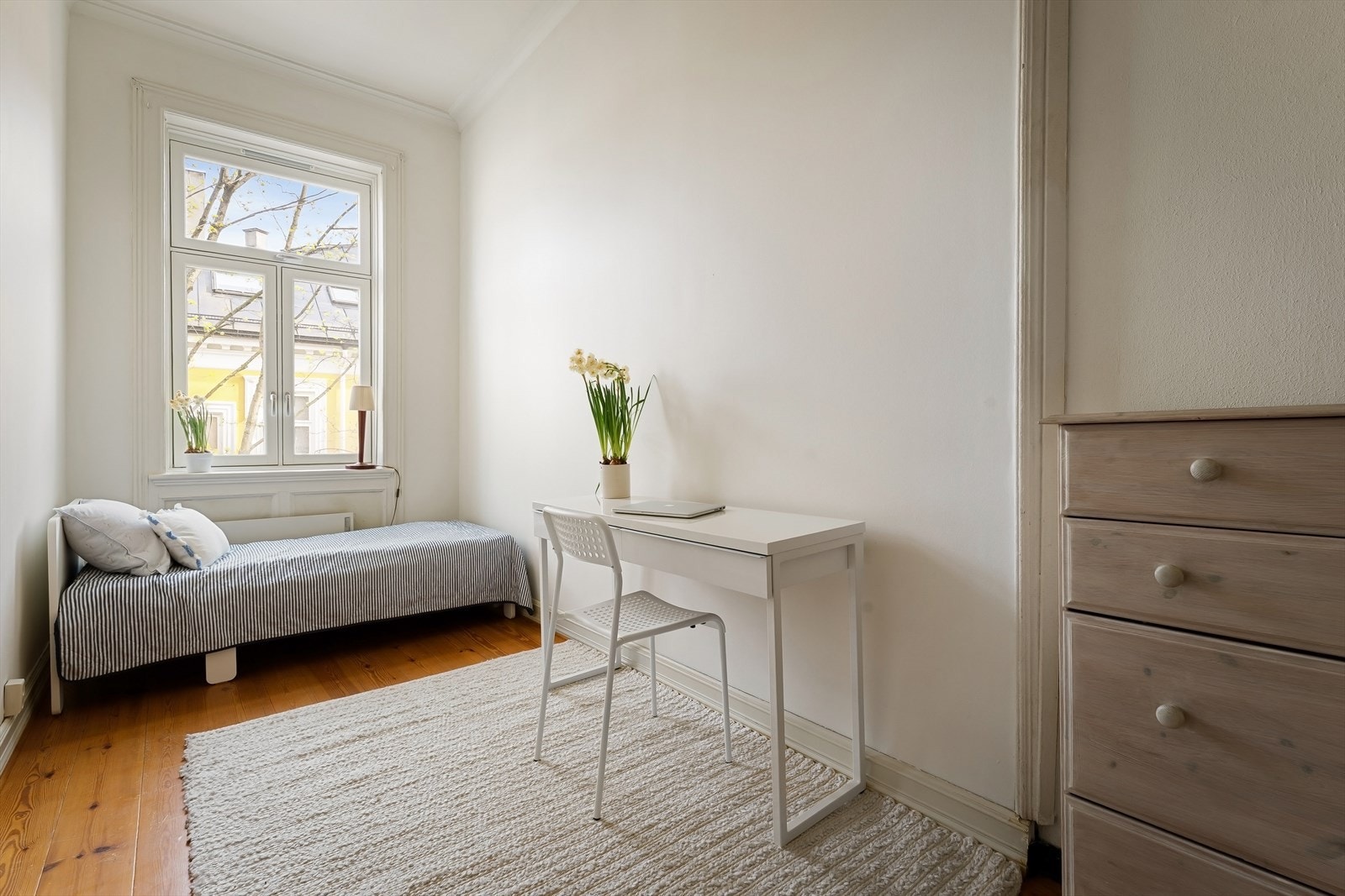 Soverom 2 - Plass til både seng og garderobe. Galleribilde