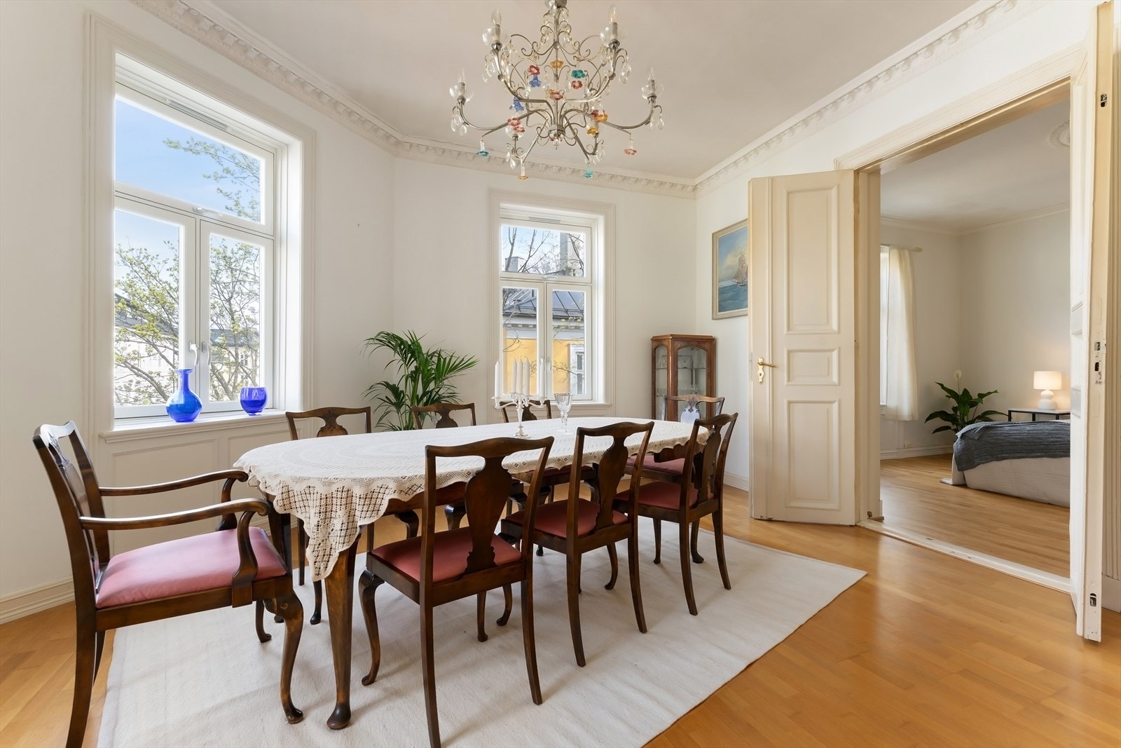 Stor og innbydende spisestue med god plass til å dekke opp med langbord. Galleribilde