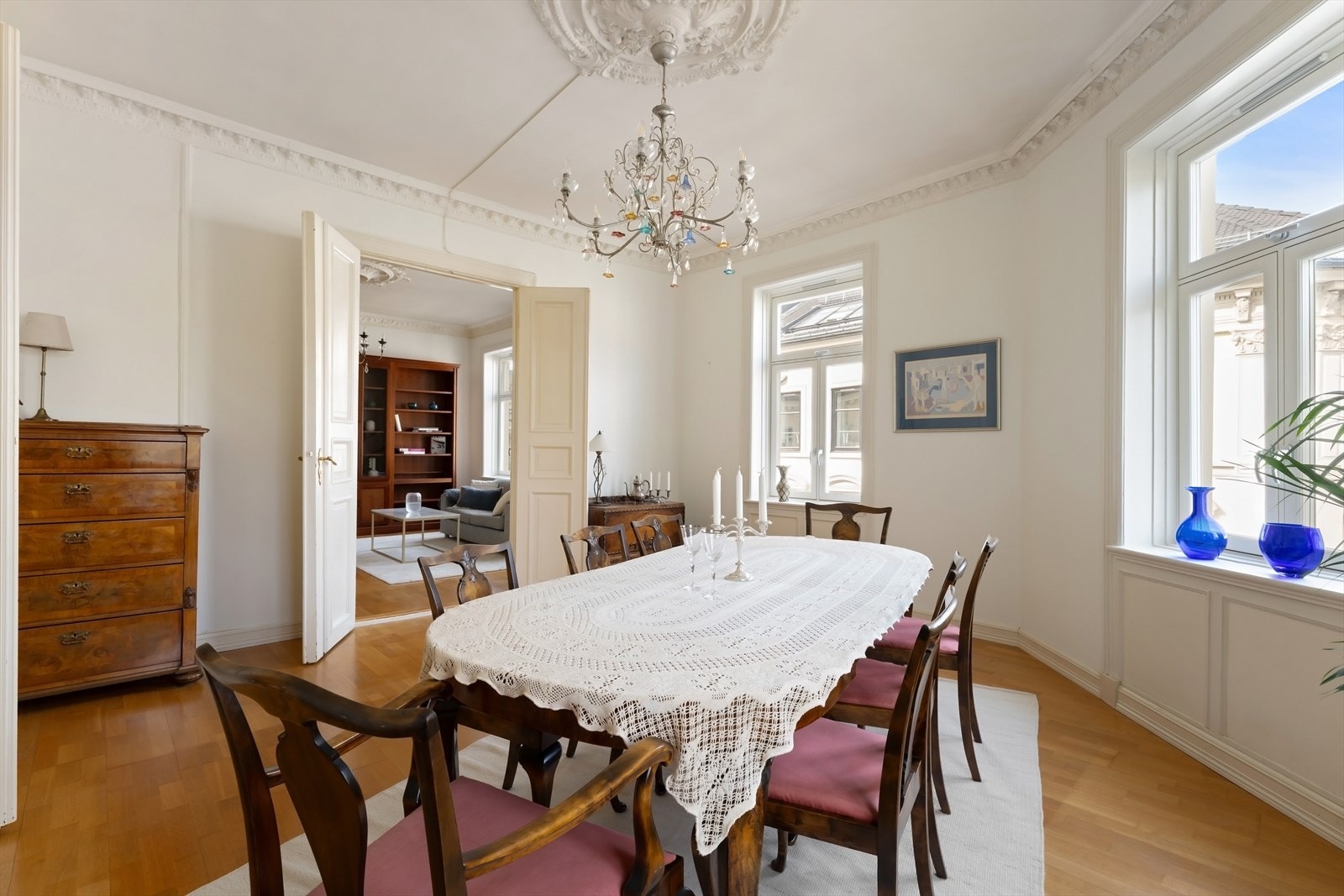 Leiligheten har to romslige stuer på rad med eikeparkett og nymalte overflater. Galleribilde