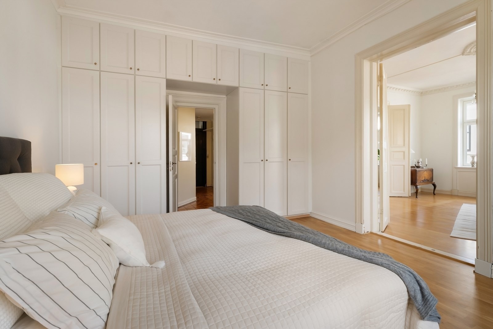Rikelig med oppbevaringsplass i plassbygget garderobe. Galleribilde