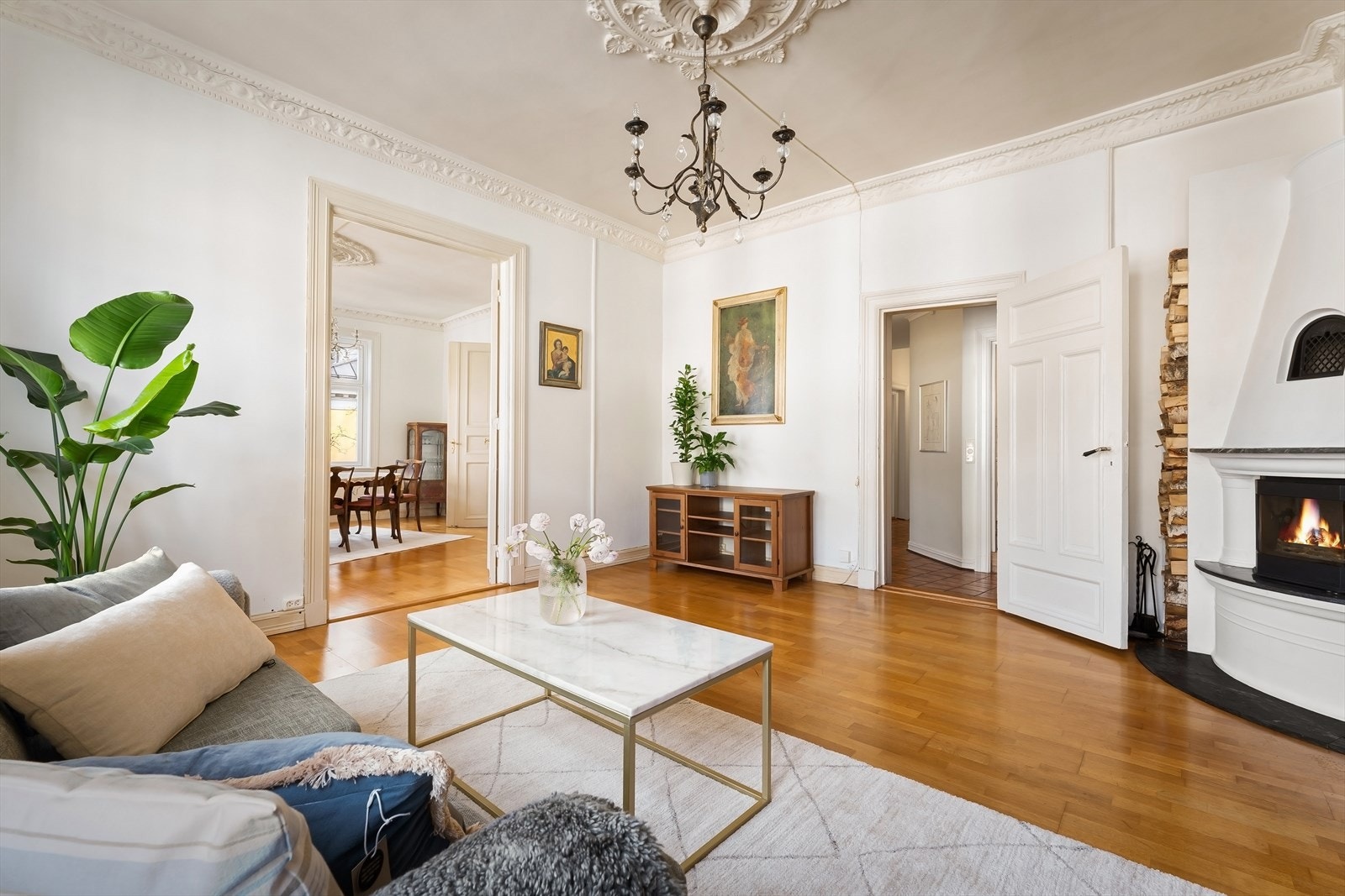 Stuen er romslig og har god plass til flere sittesoner. Galleribilde