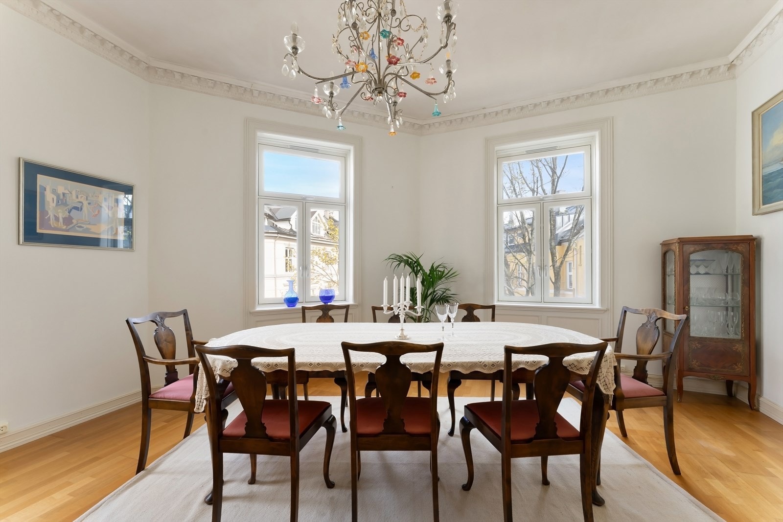 Leiligheten ligger høyt og fritt på hjørnet i 4 etasje, i tillegg solrik felles takterrasse. Galleribilde