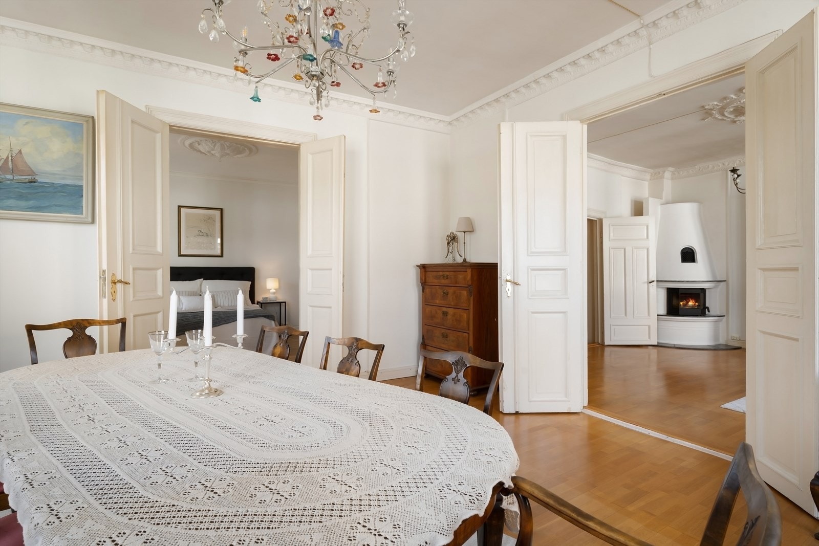 Flotte klassiske og originale detaljer som doble fløydører, stukkatur, rosetter og god takhøyde. Galleribilde