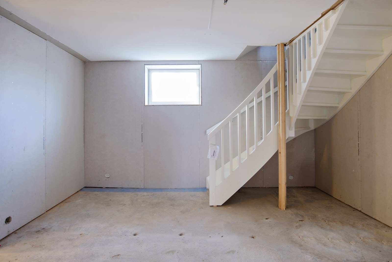 Her kommer du ned til under etasjen - Stue/trapperom. Galleribilde
