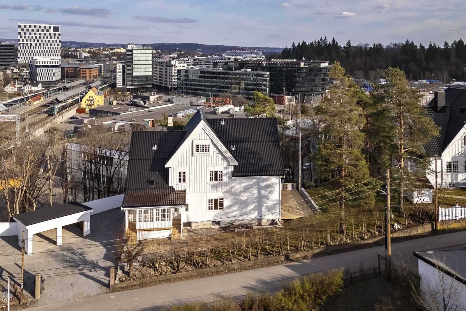 Beliggenheten er skjermet og tilbaketrukket på Skøyen/Bestum, preget av grønne omgivelser og trafikkstille gater.
Her bor du i et rolig nabolag, samtidig som du har kort vei til både byens puls, fjorden og store rekreasjonsområder. Galleribilde