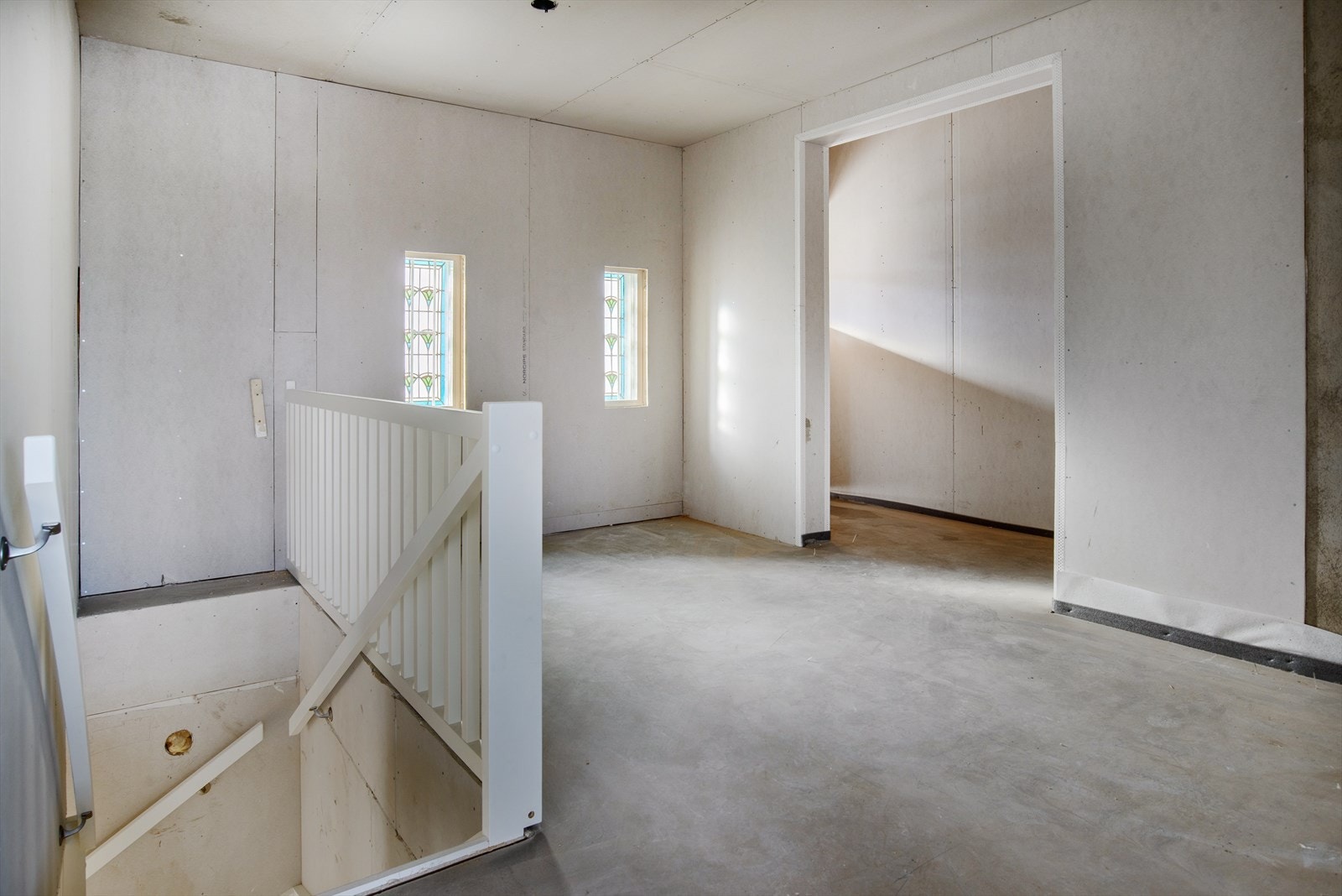 Luftig og romslig entre/hall - Boligen er tilrettelagt, gjennomtenkt og klargjort for innvendig oppussing. Galleribilde
