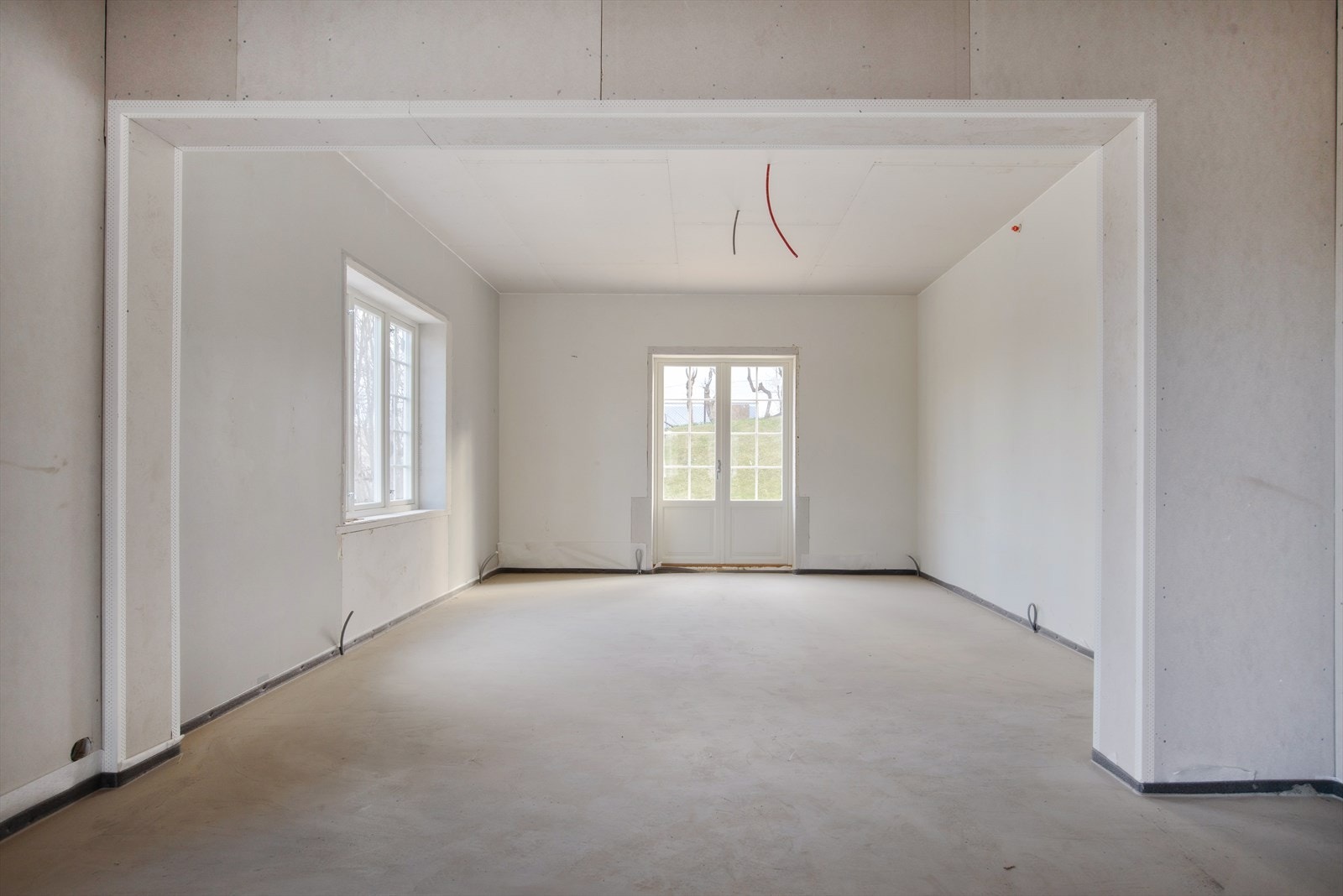 Stor stue med utgang til terrasse og hage. Dette rommet kan også fint benyttes som soverom, om man skulle ønske det. Galleribilde