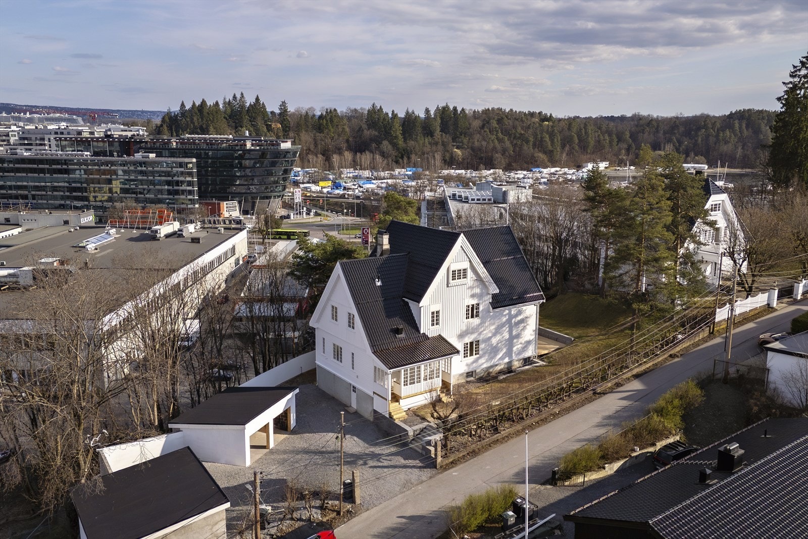 Området rundt Tingstuveien byr på enestående tilgang til natur og rekreasjon. Det er kort vei til Bestumkilen, Frognerkilen og strandsonene langs fjorden, med flotte tur- og sykkelstier langs Havnepromenaden. Galleribilde
