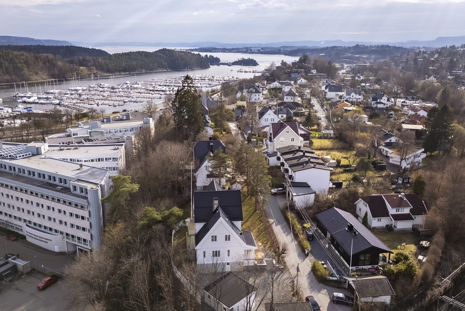 Nærområdet byr på et solid utvalg av idretts- og treningsmuligheter. Du finner blant annet SATS Hoff/Skøyen, Evo Skøyen og Fresh Fitness Skøyen i kort avstand. For tennisinteresserte ligger Bygdøy/Bestum Tennisklubb i nærheten. Galleribilde