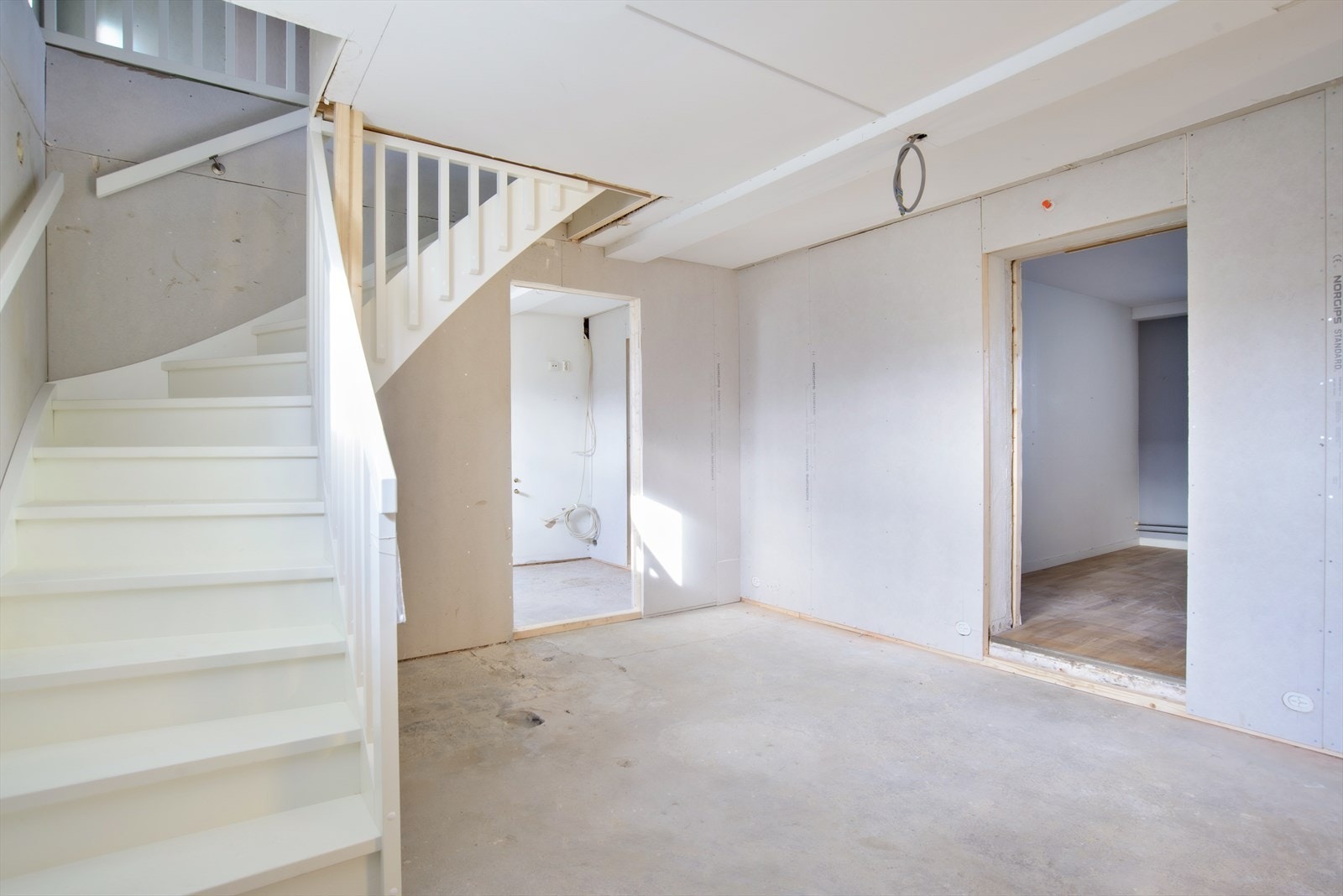 I underetasjen har du mange mulighet, enten å bruke hele boligen selv eller mulighet for etablering av hybel med egen inngang. I dette rommet kommer du ned fra 1.etg til stue/trapperom. Galleribilde