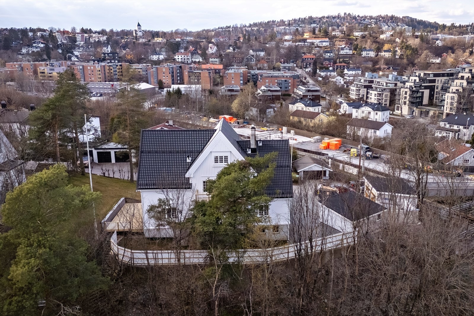 Her får du høy bokvalitet i et attraktivt område med enkel tilgang til både natur, byliv og kollektivtransport. Dette er en beliggenhet som passer for deg som ønsker det beste av flere verdener. Galleribilde