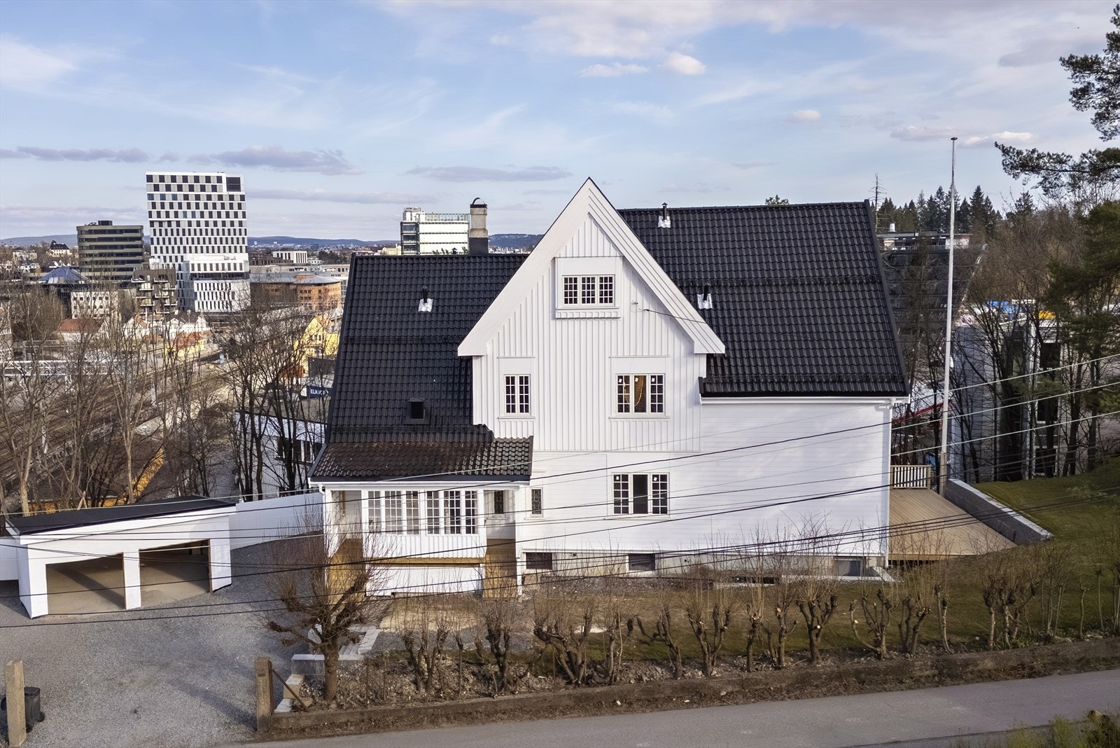 Dette er en eiendom med sjel, historie og arkitektonisk tyngde, perfekt for deg som verdsetter klassiske kvaliteter i et etablert, attraktivt og barnevennlig boligområde. Galleribilde