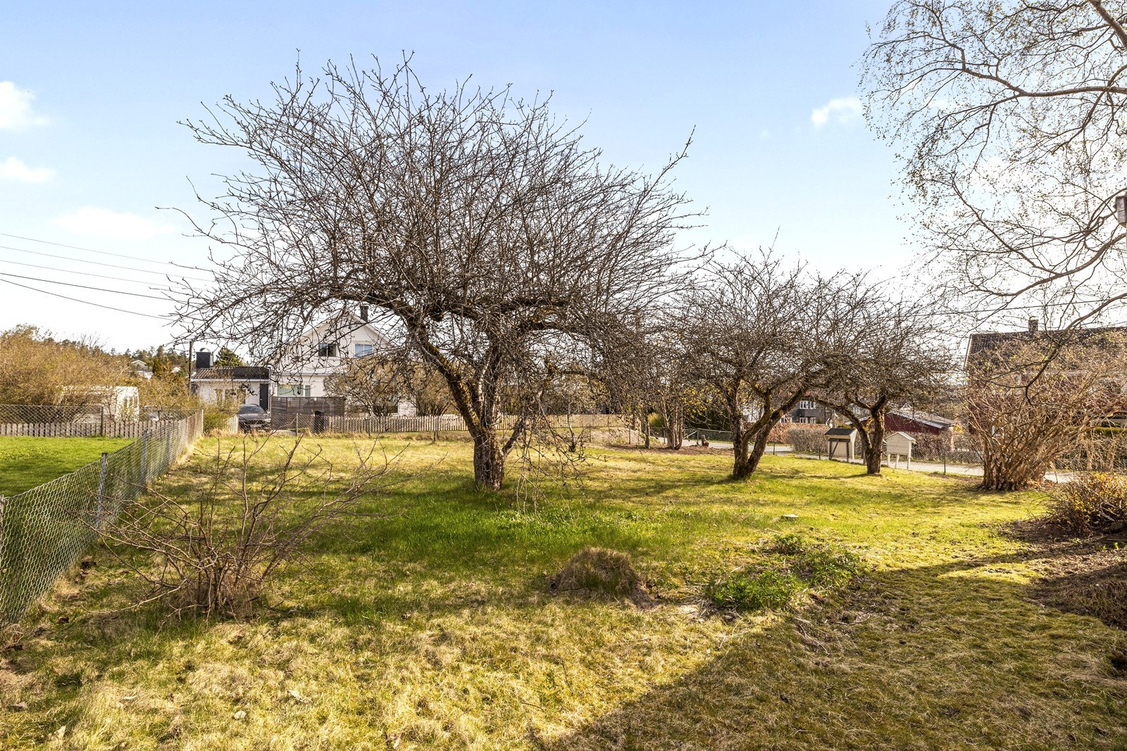 Den store hagen gir rikelig med plass for lek og rekreasjon. Beliggenheten er familievennlig med gangavstand til både skole, barnehager og butikk. Galleribilde