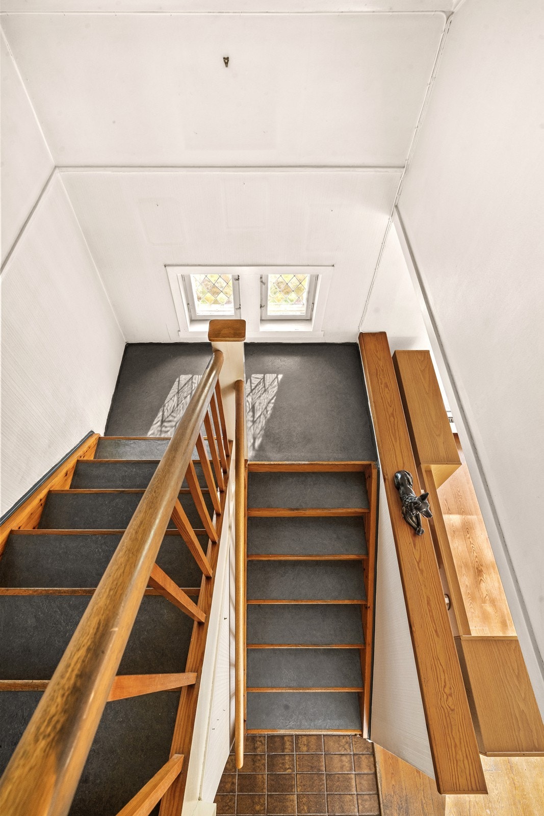 Fra gangen i loftsetasjen er det luke opp til kaldtloft, som gir ytterligere lagringsmuligheter. Galleribilde