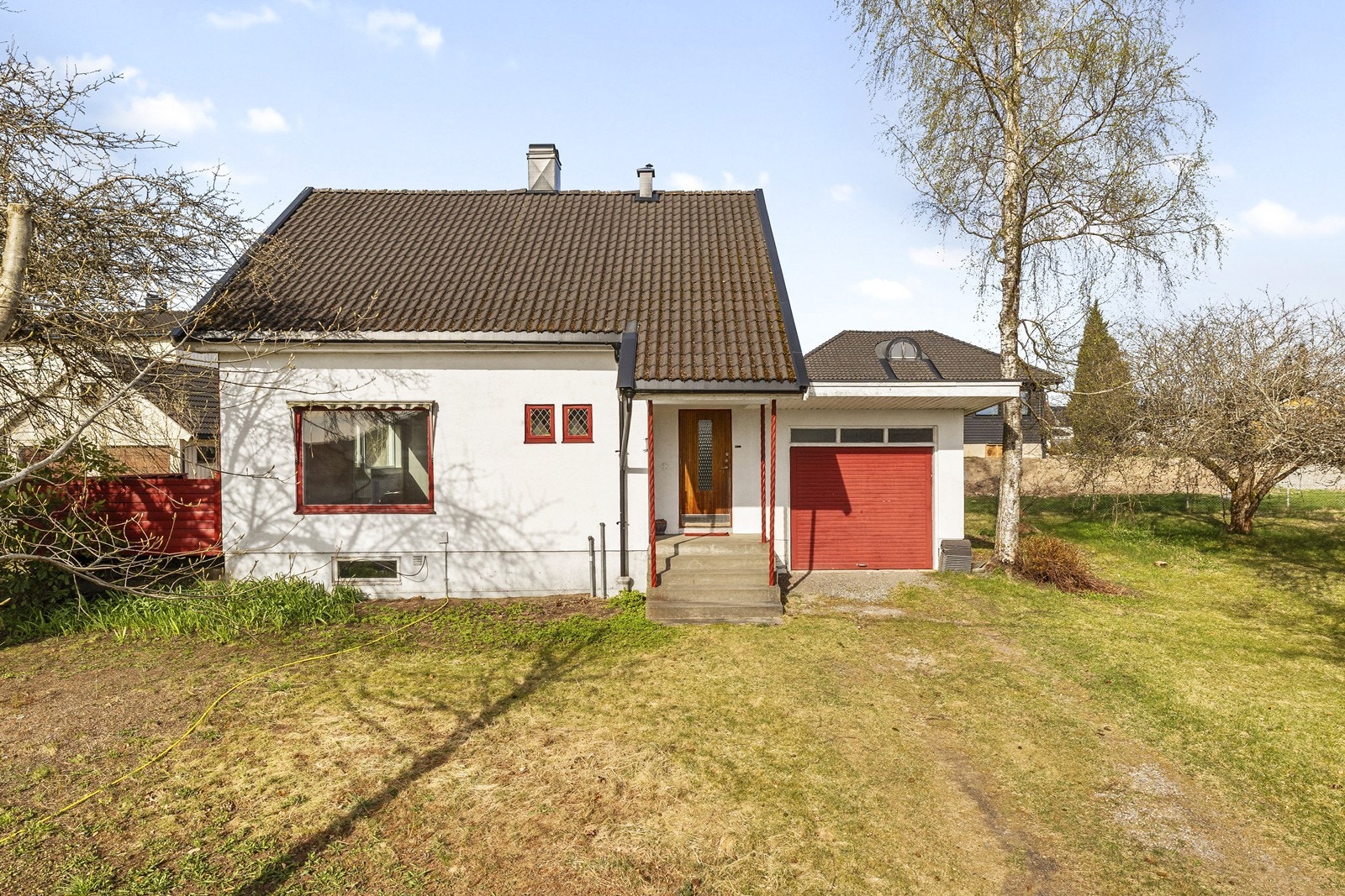 Eneboligen fra 1960 har garasje med plass til bil eller oppbevaring. Galleribilde