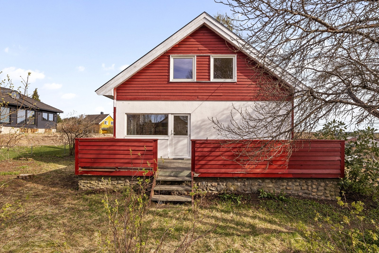 Boligens fasade mot hagen, med balkongdør fra 2010 som leder ut til terrassen. Galleribilde