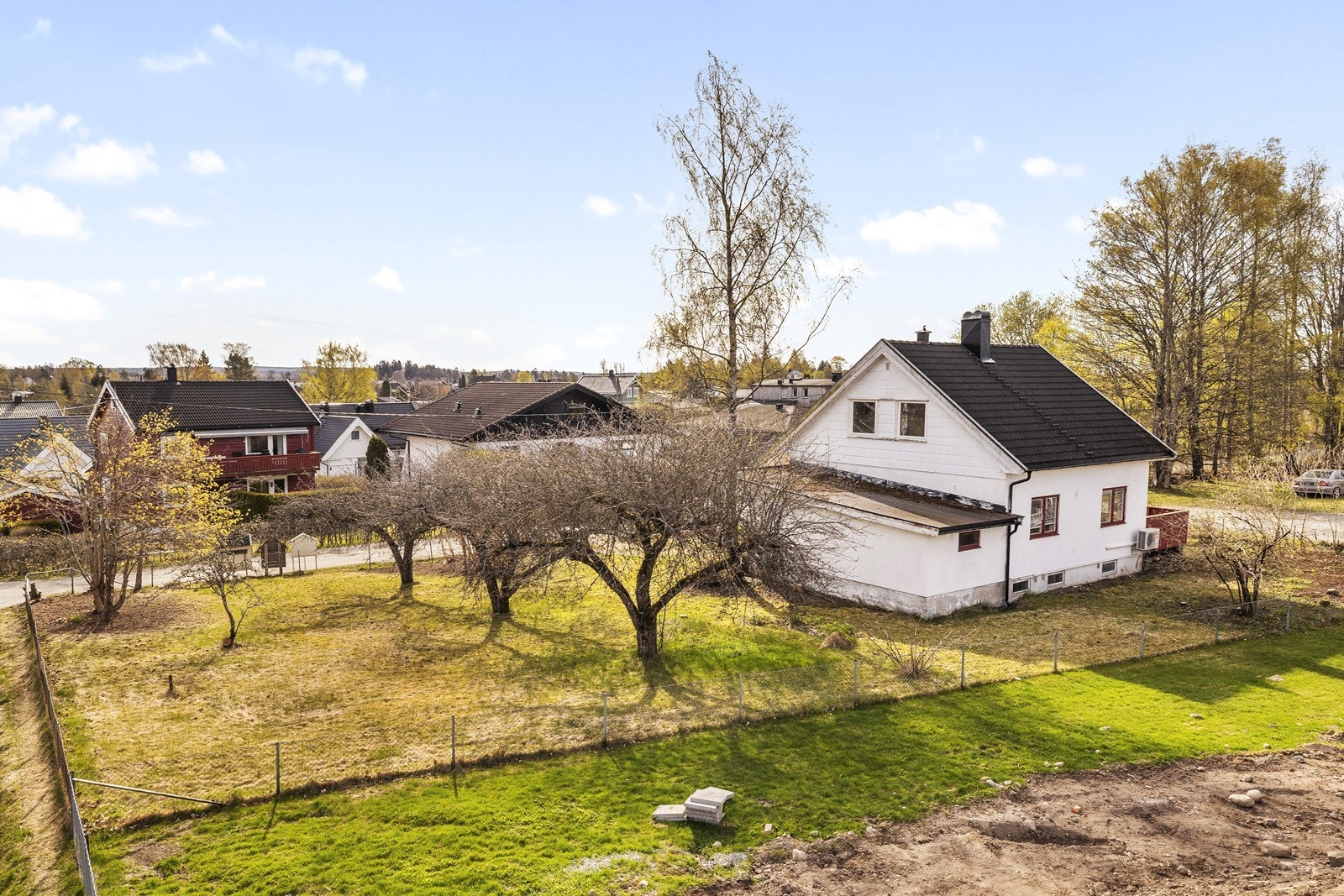 Eiendommen ligger meget sentralt og fint til på Hebekk, med kort vei til turområder og Ski sentrum. Galleribilde