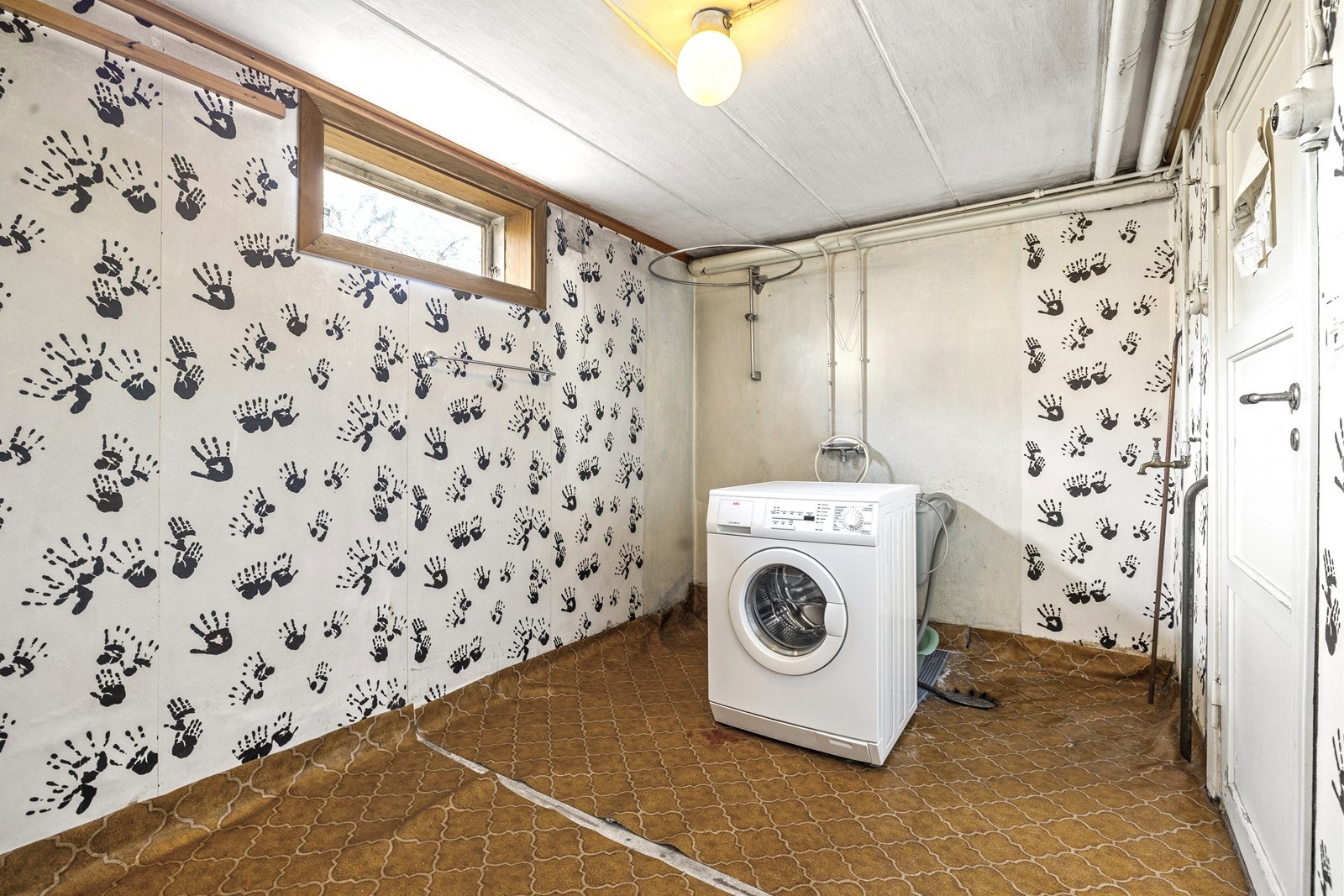 Vaskerommet i kjelleren har opplegg for vaskemaskin. Galleribilde