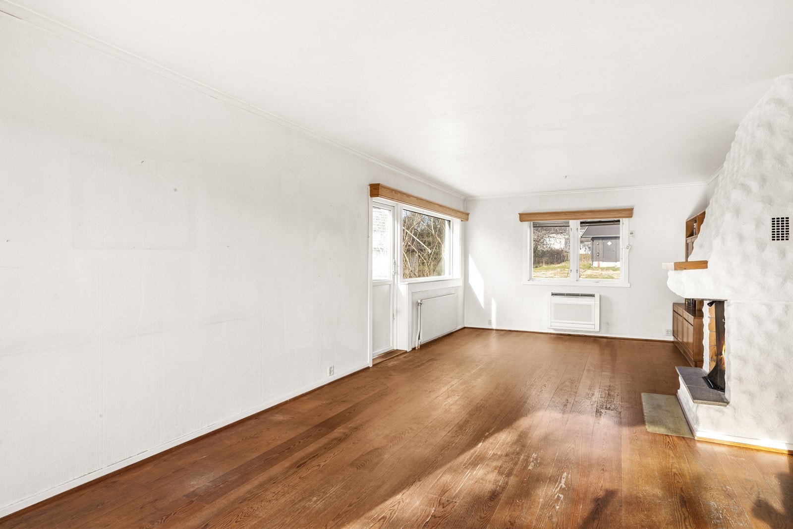 En varmepumpe fra 2019 er installert i stuen, og det store vindusfeltet mot terrassen er fra 2010. Galleribilde