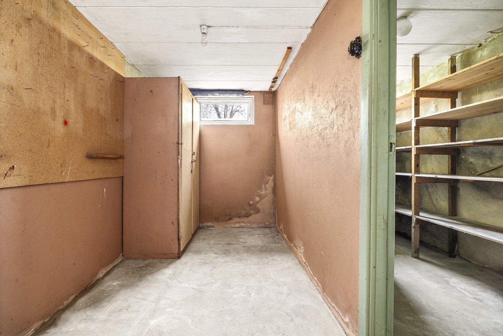 Kjelleren byr på rikelig med lagringsplass, fordelt på fire boder og et teknisk rom. Galleribilde