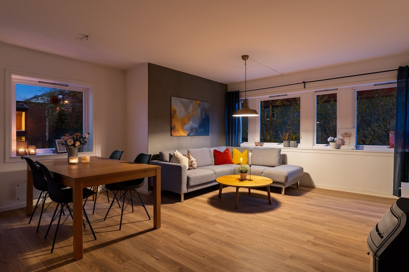 Proaktiv Eiendomsmegling ved Marcus Solberg Røed har gleden av å presentere en innholdsrik og moderne hjørneleilighet, i høyblokken på populære Møllenberg. Galleribilde