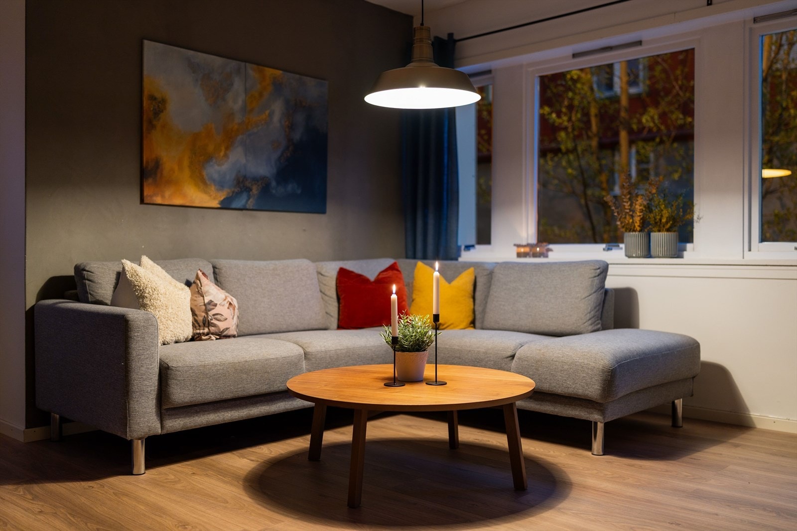 Størrelsen av stuen gir god plass til eget sofahjørne og tv-møblement. Galleribilde
