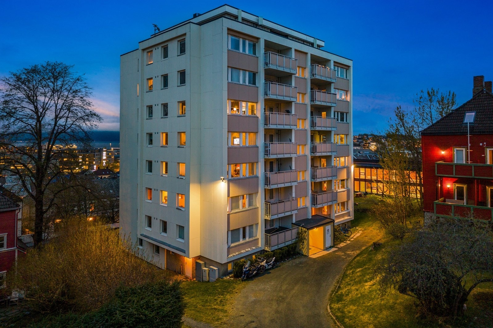 Borettslaget har felles sykkelrom, smørebod/hobbyrom og felles vaskeri med mulighet for tørking om ønskelig. I tillegg har de privatparkering som meddeles etter søknad og flott tomt hvor man kan tilbringe lange sommer dager. Galleribilde