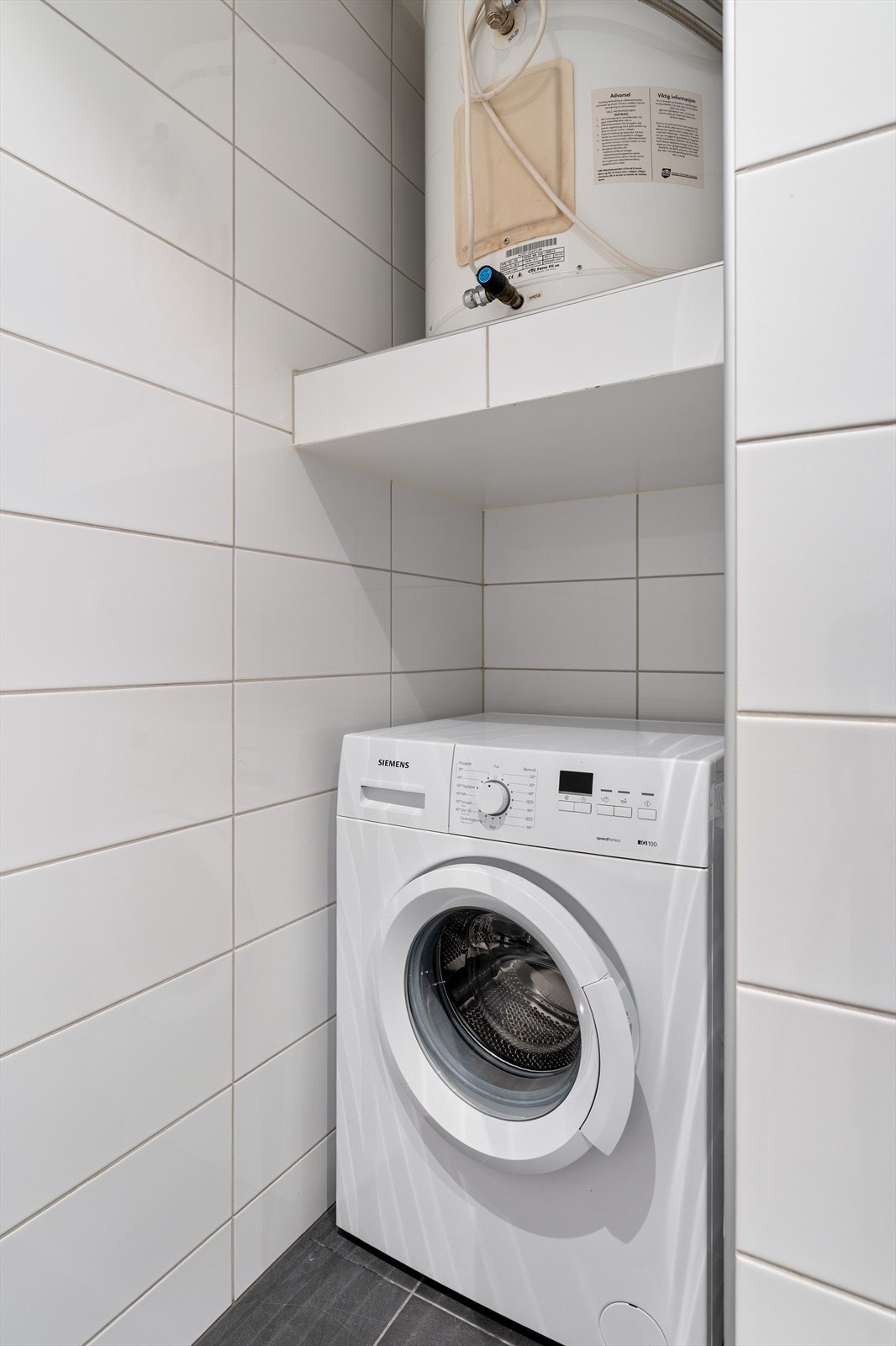 Det er opplegg for vaskemaskin på badet, samt varmtvannsbereder. Galleribilde
