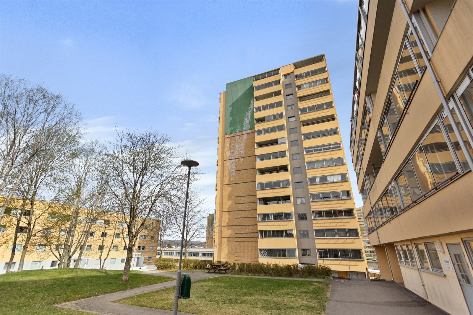 Leiligheten tilhører Fagerholt Borettslag, et veldrevet lag med ordnede fellesarealer. Galleribilde