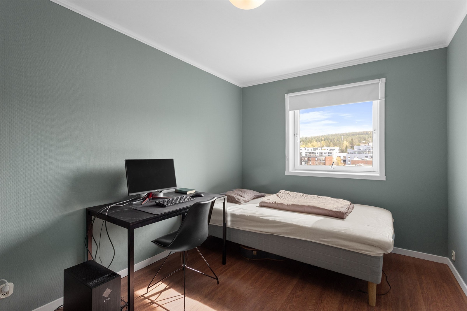 Leiligheten har to soverom. Dette rommet har plass til seng og kontorløsning. Galleribilde