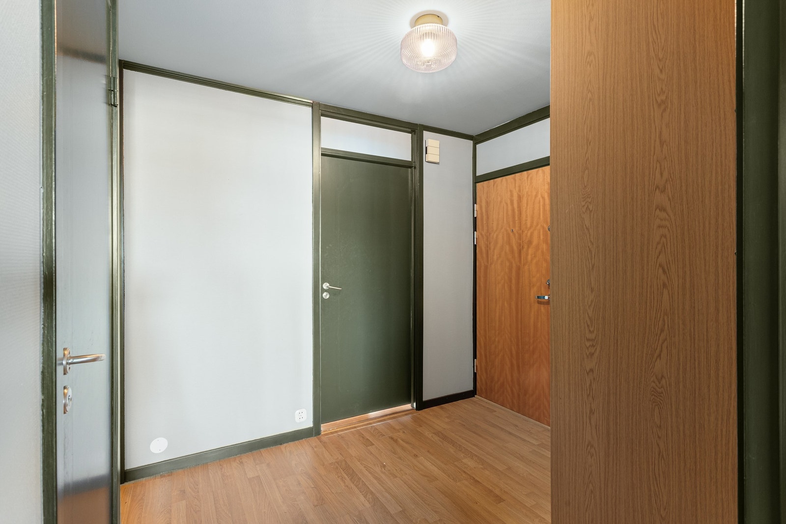 Leiligheten disponerer to boder for rikelig med lagringsplass, hvorav én ligger praktisk til i samme etasje. Galleribilde