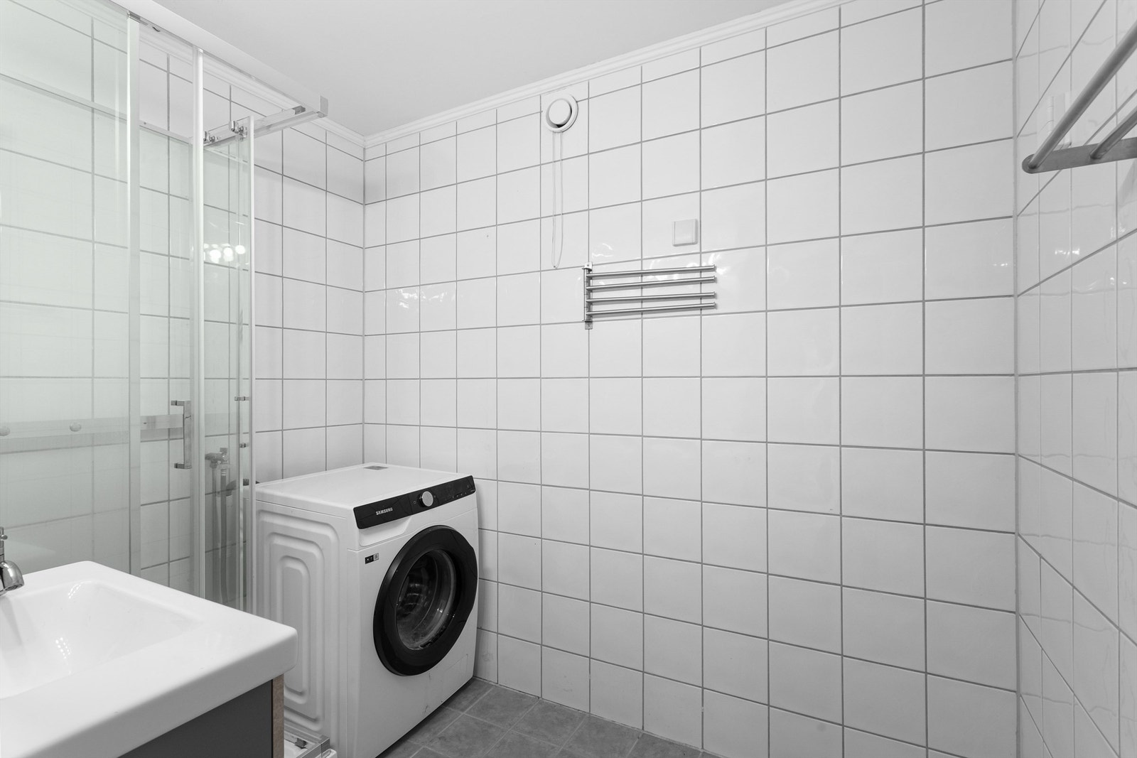 Badet er utstyrt med dusjkabinett og mekanisk avtrekk. Varmtvannstanken er fra 2021. Galleribilde