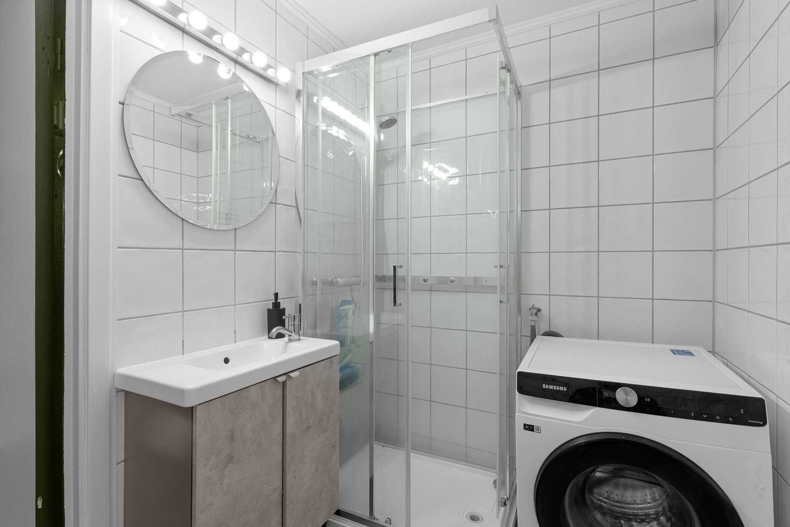 Badet har flislagte overflater, elektrisk gulvvarme og opplegg for vaskemaskin. Galleribilde