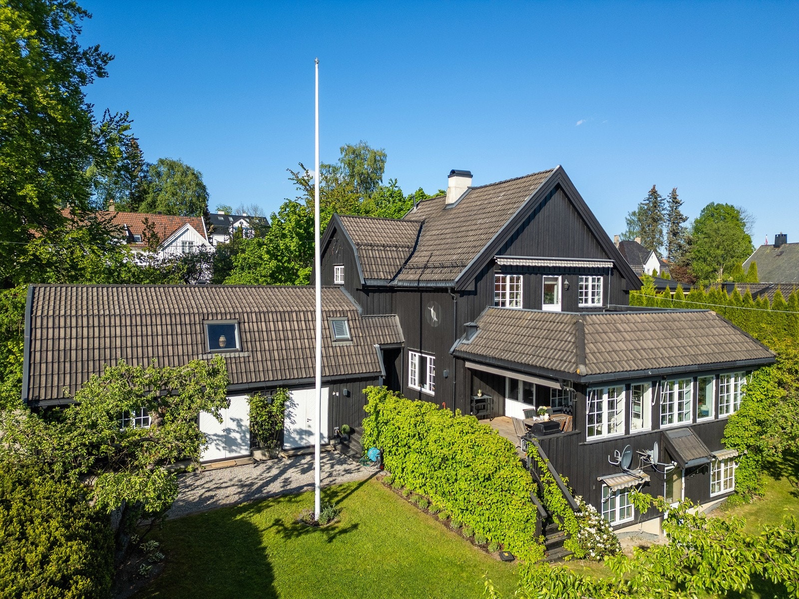 Stor og frittliggende familiebolig med solrik og idyllisk hage Galleribilde