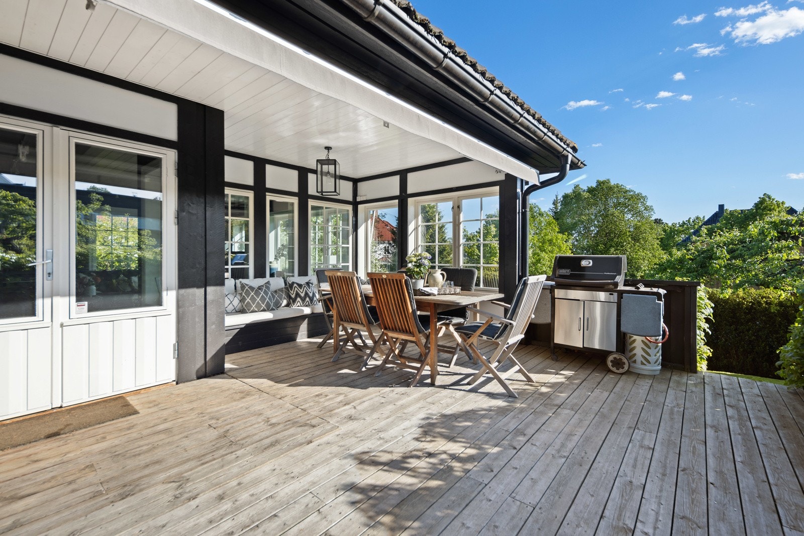 Stor solrik terrasse med utgang til hagen Galleribilde