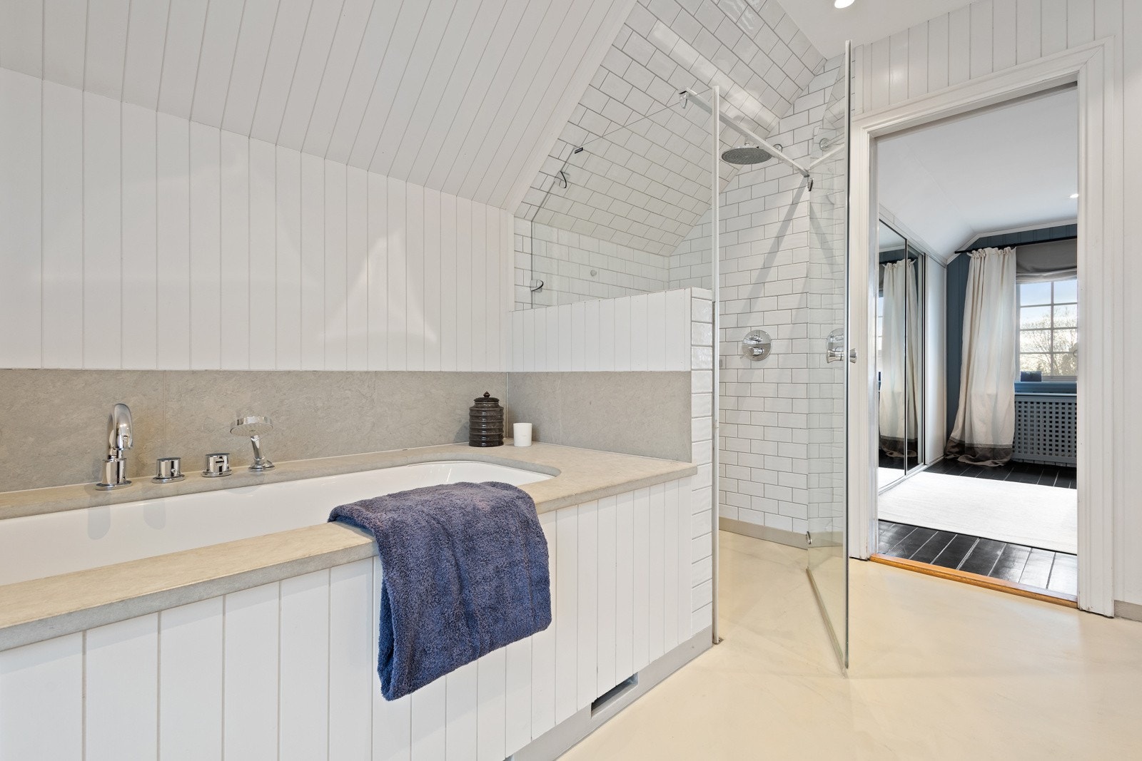 Badekar på badet i tilknytning til hovedsoverommet Galleribilde