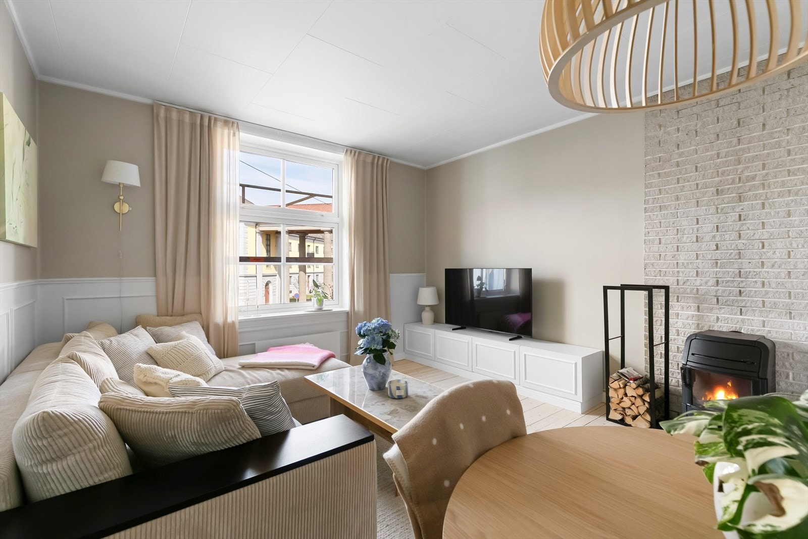Romslig stue med god plass til sofa og spisebord. Galleribilde