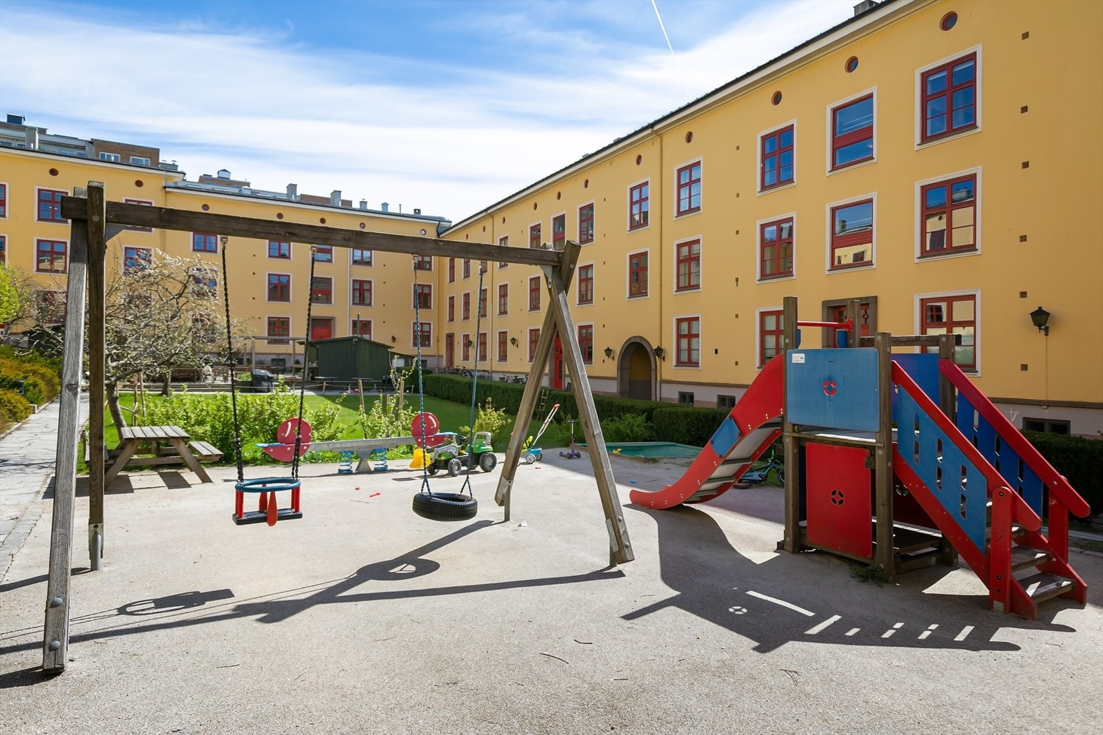 Bakgården er et lukket gårdsrom, så det er trygt å slippe barna ut. Galleribilde