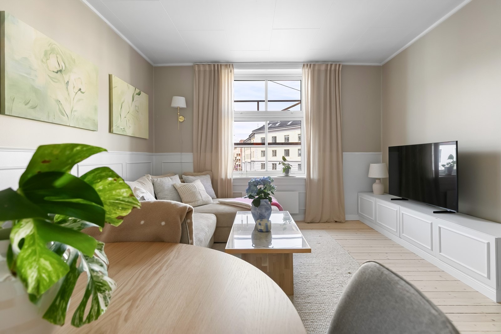 Leiligheten har flotte originale tregulv, pen brystning og er malt i moderne farger. Galleribilde