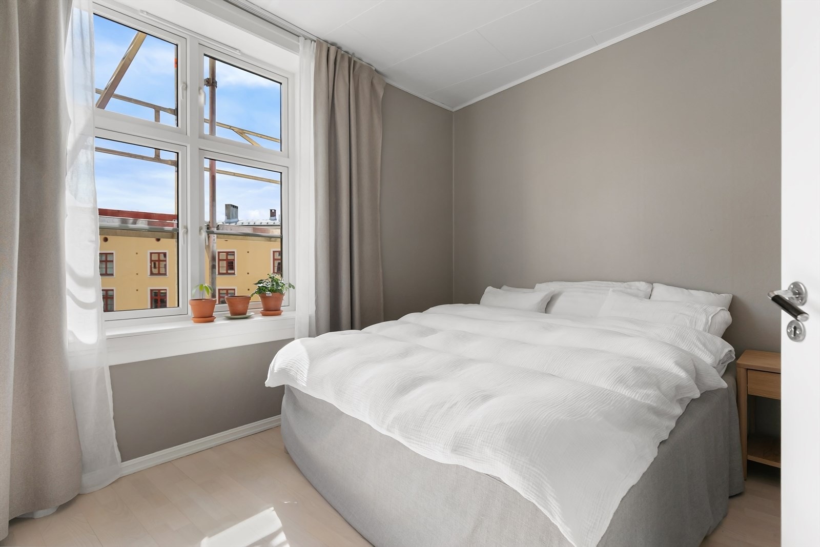 Soverommet vender inn mot den hyggelige bakgården i borettslaget. Galleribilde