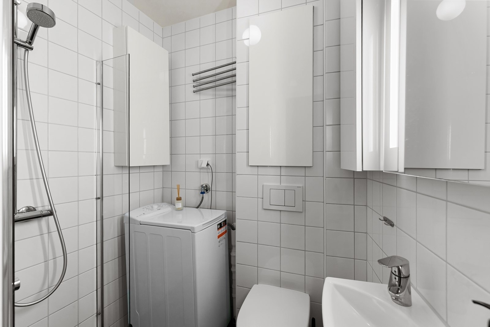 Flott baderom med opplegg til vaskemaskin. Galleribilde