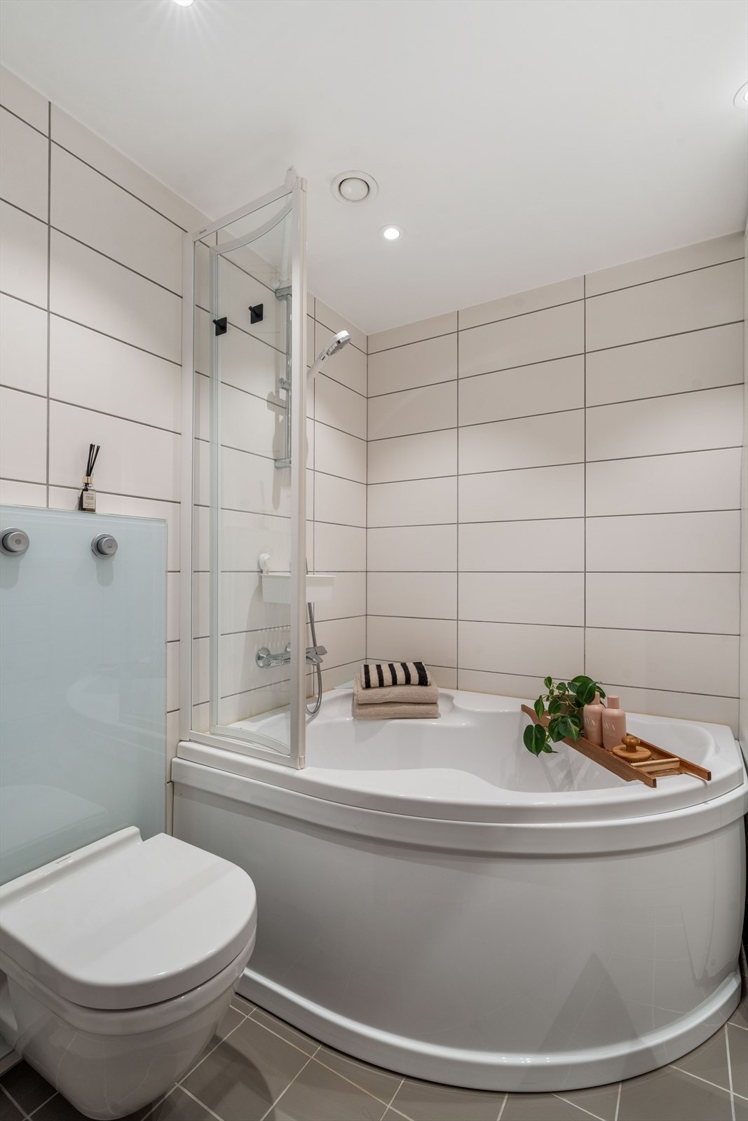 Badet i etasjen er flislagt med gulvvarme og flislagte vegger. Galleribilde