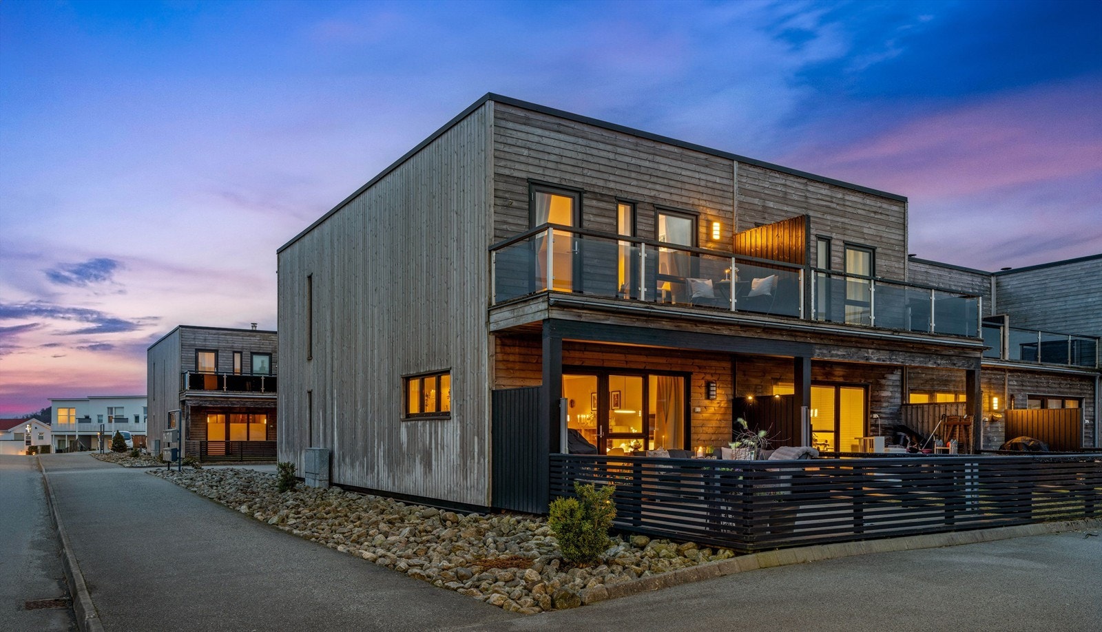 Velkommen til Storrvegen 19, presenteres av Dardan Shabi v/Eiendomsmegler Krogsveen. Fotograf: Martin Nordbø Galleribilde