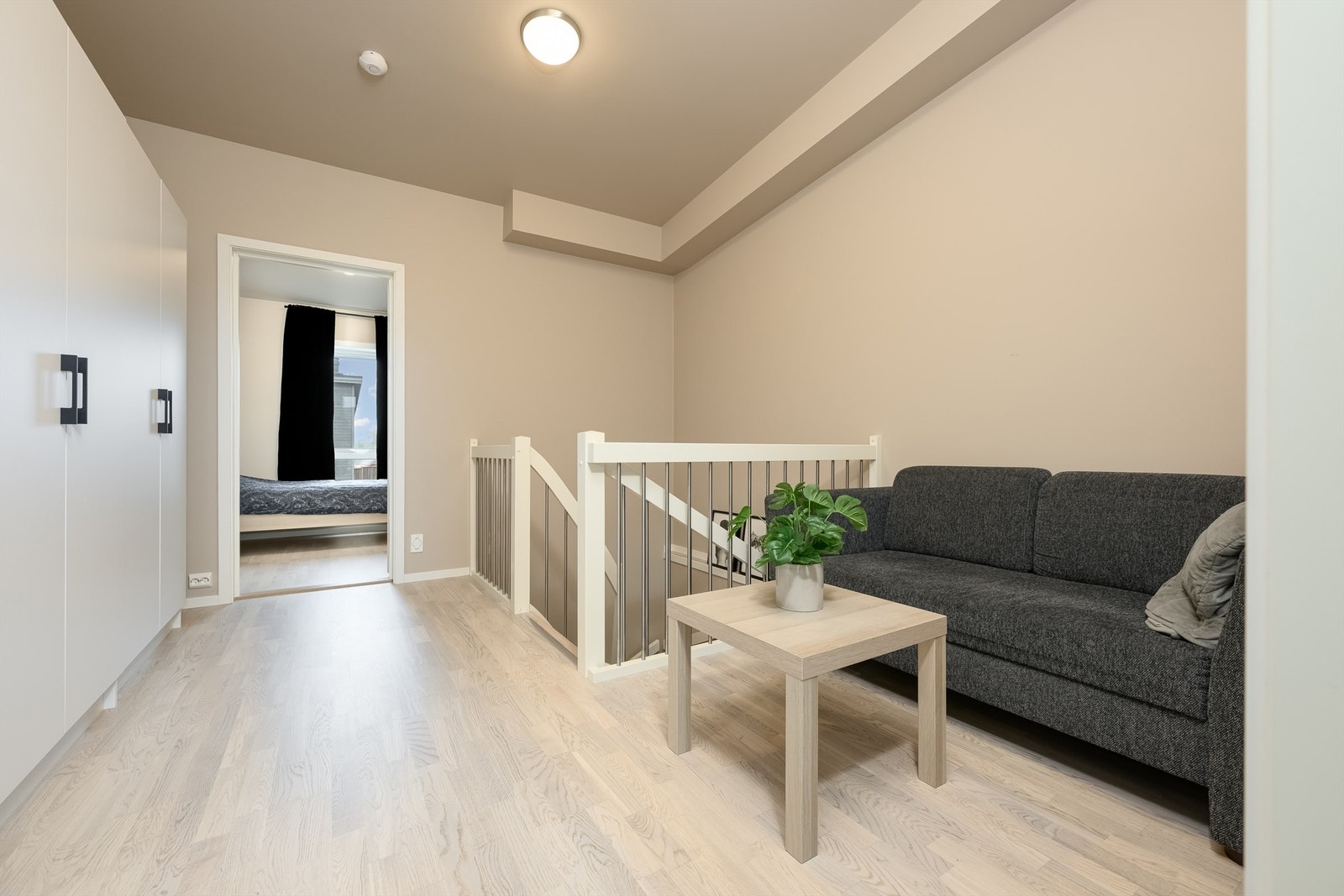 God takhøyde i 2.etasje som består av gang og 2 soverom. Galleribilde