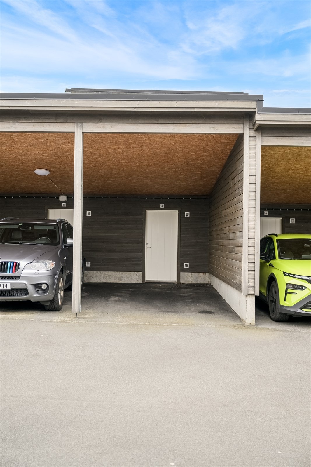 Carport med bod og mulighet for å installere elbillader. Galleribilde