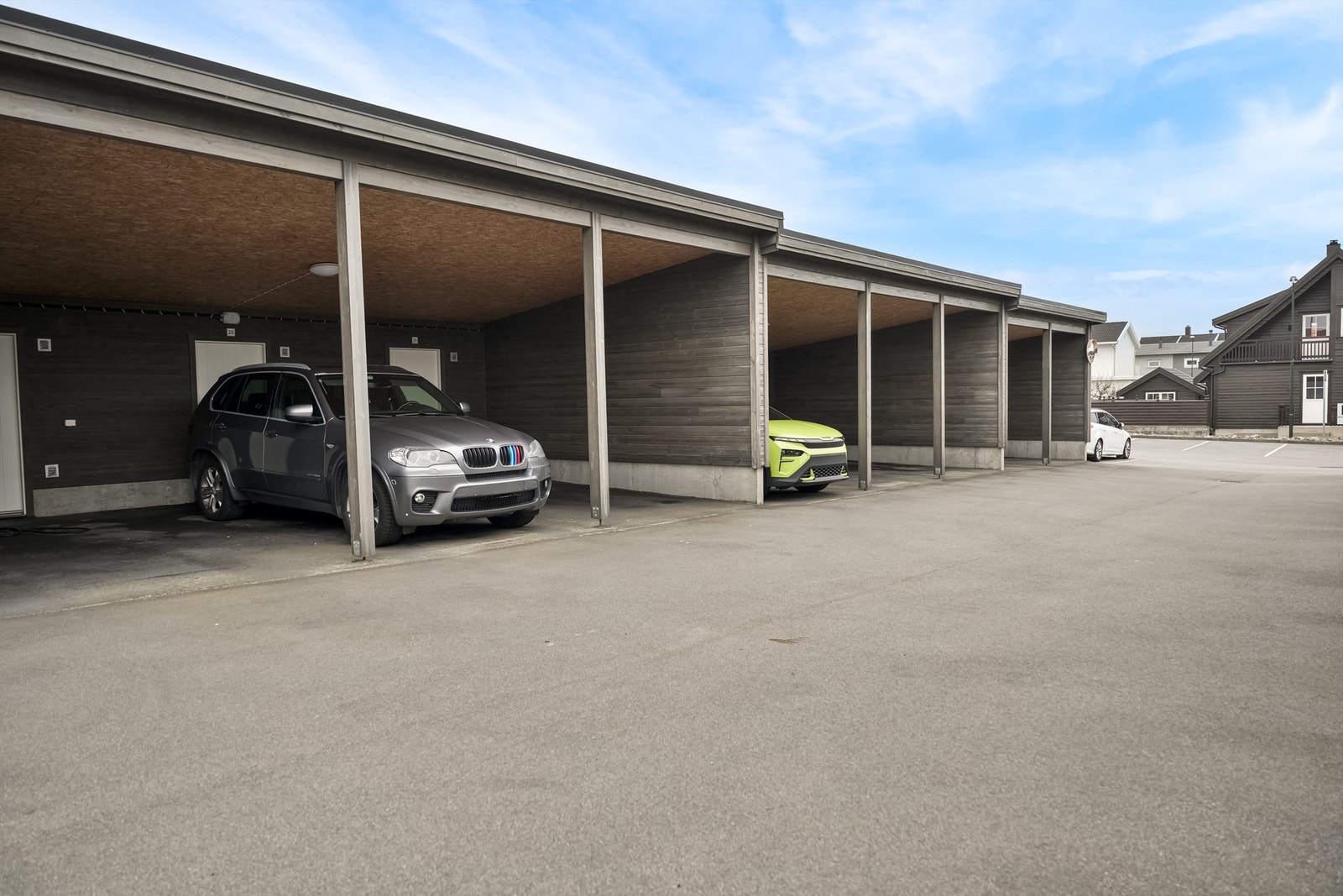 Carport med bod og mulighet for å installere elbillader. Galleribilde