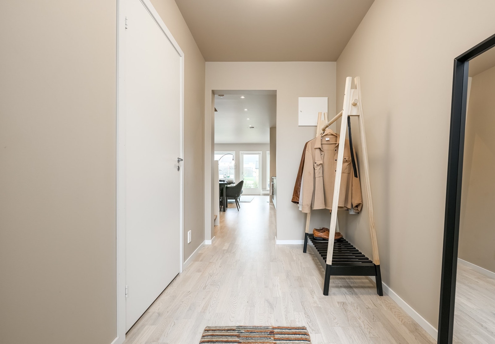 Innbydende entré med plass til oppheng av yttertøy. Galleribilde