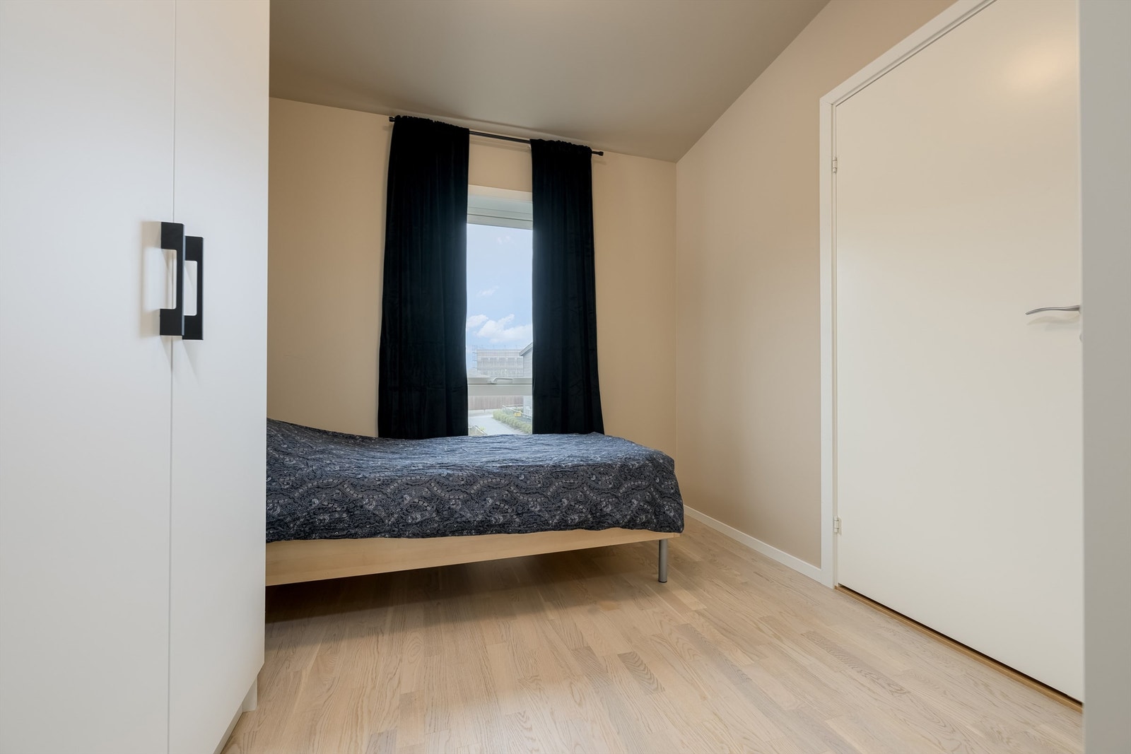 Soverom 2 kan passer fint som barnerom, gjesterom eller hjemmekontor. Galleribilde