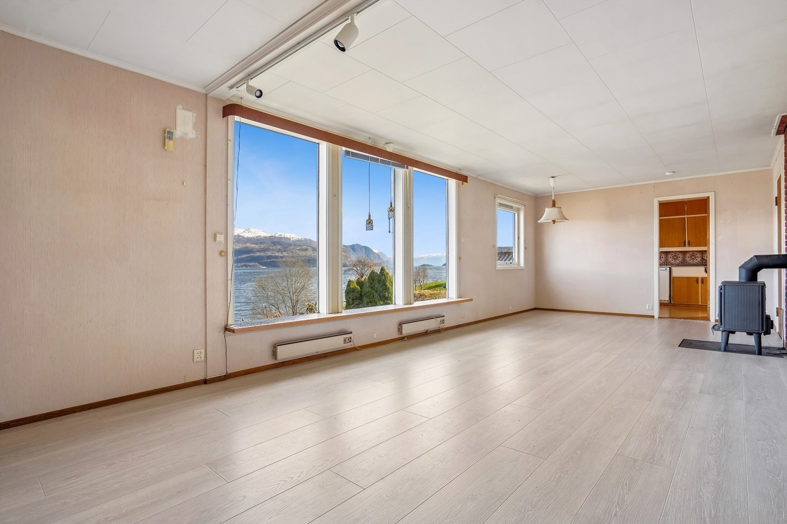 Romslig og lys stue med nydelig utsikt over fjorden Galleribilde