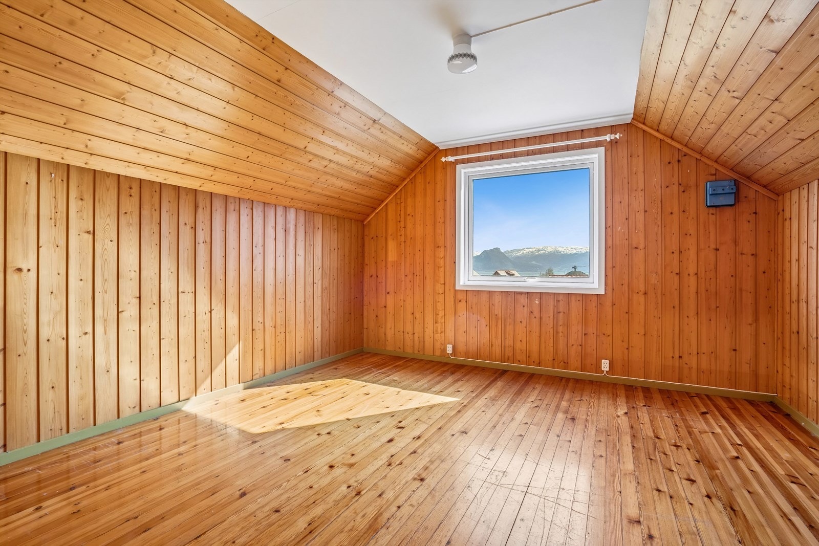 De to andre soveommene ligger i 2. etasje og er også store, gode rom Galleribilde